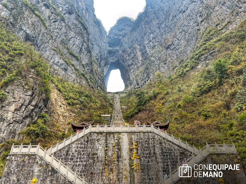 Las escaleras de Tianmen, conocidas como la "Escalera al Cielo"