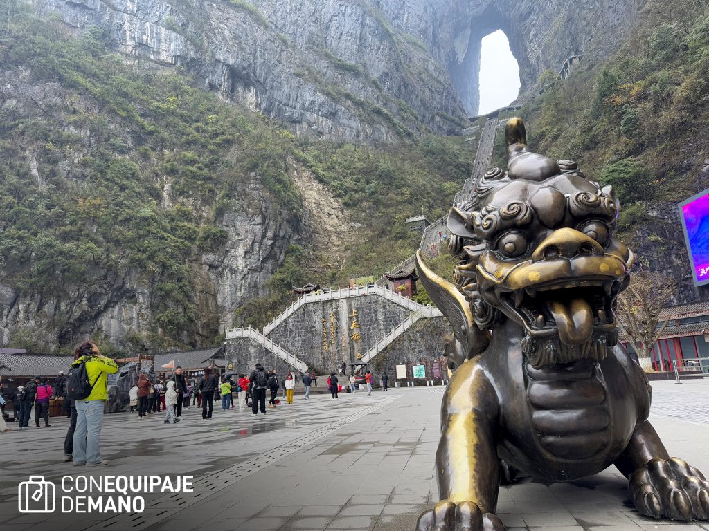 Detalle desde abajo de Tianmen Mountain